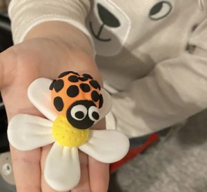 Божья коровка на ромашке